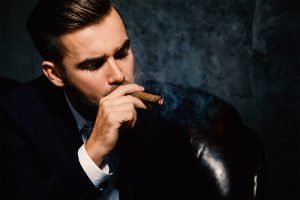 Hombre-elegante-fumando-un-puro-por-primera-vez