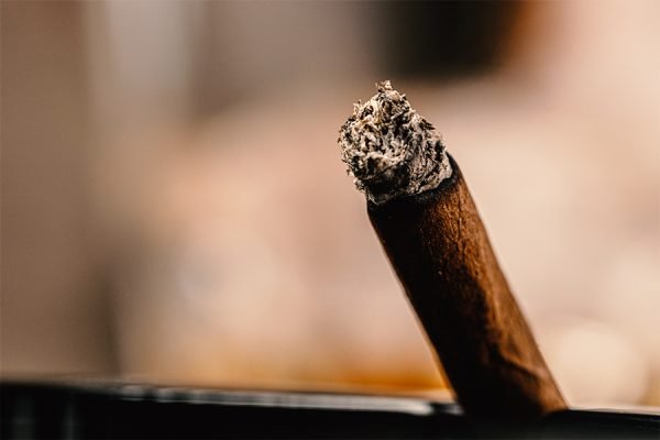 Puro-para-fumar-encendido-con-fondo-opaco