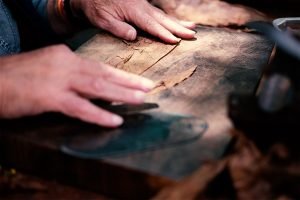 Una-persona-iniciando-con-la-fabricación-de-un-puro-desde-las-hojas-secas