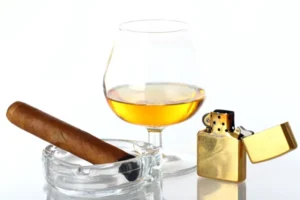 encendedor-para-puros y una copa de whisky