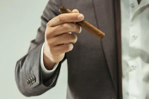 hombre-elegante-traje-sosteniendo-puro